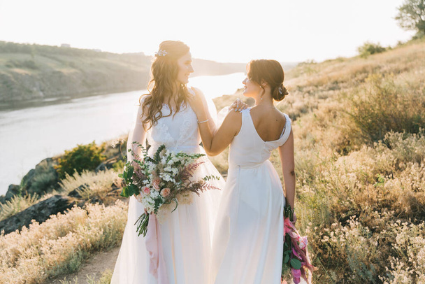 Lesbiche coppia di nozze in abiti bianchi
 - Foto, immagini
