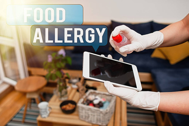 食物アレルギーを示すテキスト記号。概念写真食べた後のアレルゲンに対する異常な免疫系の応答消毒剤によって制御される電子ガジェットの表面内の汚染. - 写真・画像