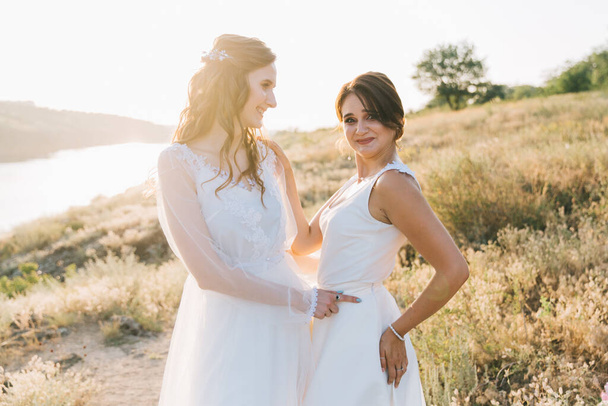 Couple de mariage lesbien en robes blanches
 - Photo, image
