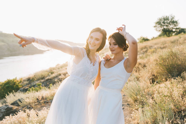 レズビアン結婚式のカップルで白いドレス - 写真・画像
