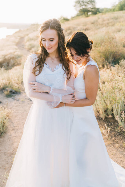 Lesbiche coppia di nozze in abiti bianchi
 - Foto, immagini
