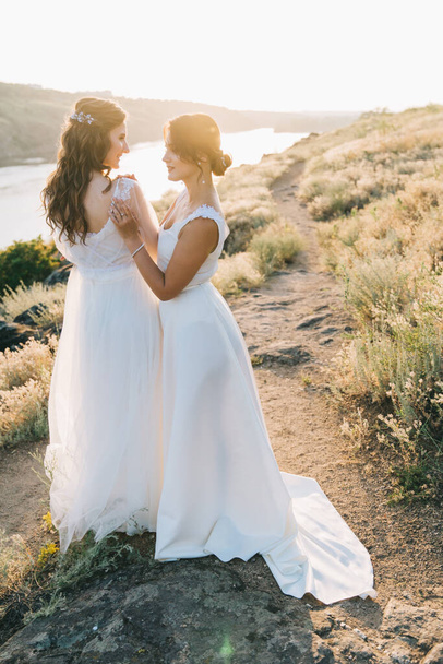 Beyaz elbiseli lezbiyen çift. - Fotoğraf, Görsel