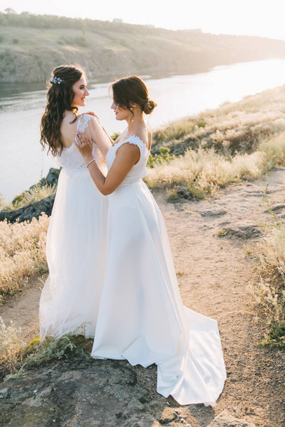 Lesbisches Hochzeitspaar in weißen Kleidern - Foto, Bild