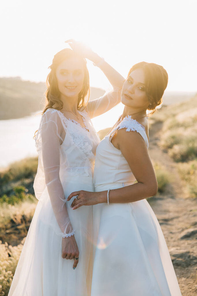 Lesbijki ślub para w białe sukienki - Zdjęcie, obraz