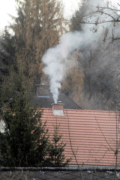 загрязнение воздуха от пожара в доме, облако дыма в деревне
 - Фото, изображение