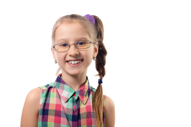 Pequena menina bonito em óculos posando em um fundo branco. Criança com má visão - Foto, Imagem