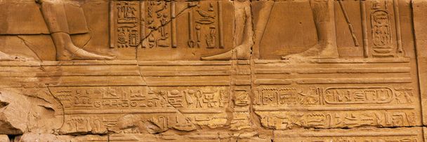 Karnakin temppeli, temppelin rauniot, kohokuvioidut hieroglyfit seinällä
 - Valokuva, kuva