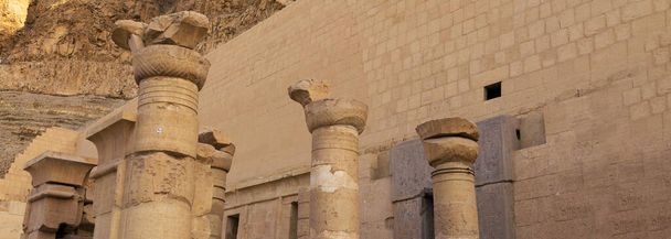Świątynia Królowej Hatszepsut, Widok świątyni w skale w Egipcie - Zdjęcie, obraz