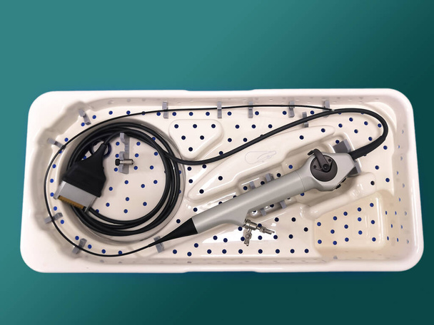 Close-up afbeelding van flexibele ureteroscoop in container - Foto, afbeelding