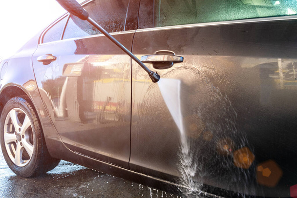 Vesi puhdas auto autopesu käsi palvelu. Ajoneuvon pesu saippuasta, vaahto puhdistusaineella. Hoito painevahalla - Valokuva, kuva