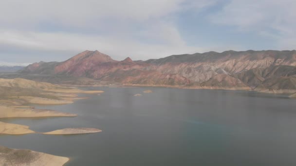 gyönyörű és vad tó egy forró sivatagban - Felvétel, videó