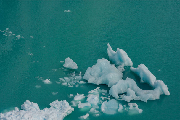 Flotte de glace dérivante dans la lagune - Photo, image