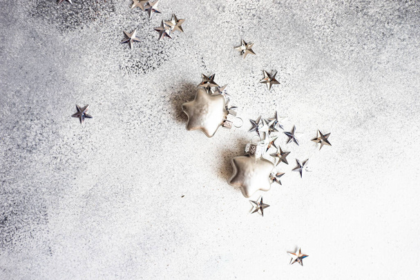 Świąteczna koncepcja kartki świątecznej z wystrojem w kształcie gwiazdy na betonowym tle z przestrzenią do kopiowania - Zdjęcie, obraz