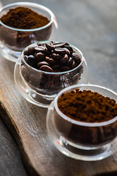 Morgens Kaffeetrinken im Becher auf Holztisch - Foto, Bild
