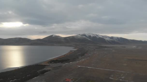 Kalter großer See zwischen schneebedeckten Bergen - Filmmaterial, Video