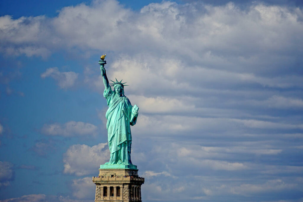 Το Άγαλμα της Ελευθερίας στο Νησί της Ελευθερίας στο λιμάνι της Νέας Υόρκης. Ένα δώρο από τον λαό της Γαλλίας στον λαό των Ηνωμένων Πολιτειών. Σχεδιασμένο από τον Fredric Auguste Bartholdi και κατασκευασμένο από τον Gustave Eiffel. - Φωτογραφία, εικόνα