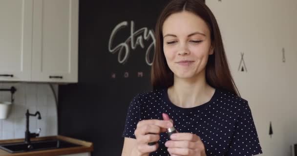 Make-up umělec nahrává komerční video inzerovat rtěnku a řasenku - Záběry, video