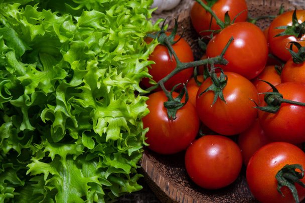 свіжі овочі з великою кількістю кольору для салату на сільському дереві
 - Фото, зображення