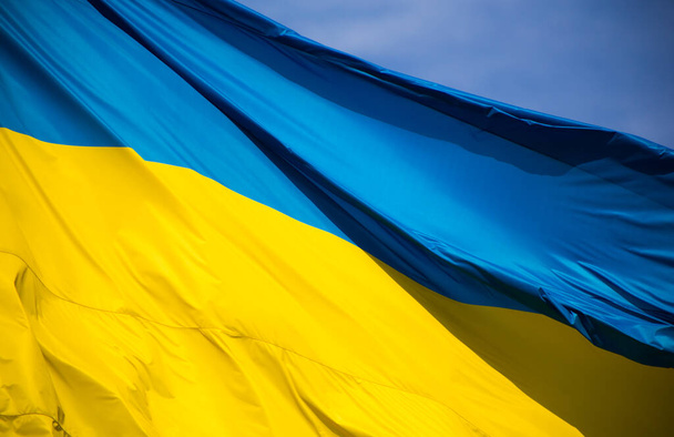 Государственный флаг независимой Украины, размахивающий ветром - Фото, изображение