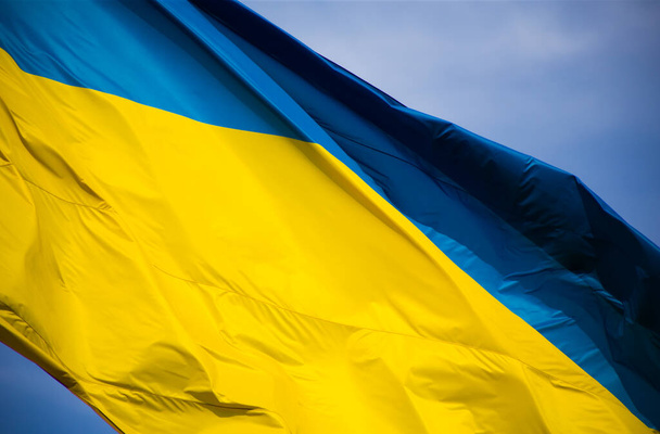 Kansallislippu itsenäinen Ukraina vilkuttaa tuulessa - Valokuva, kuva