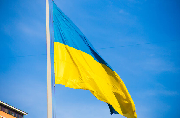Bandeira nacional da Ucrânia independente acenando ao vento - Foto, Imagem