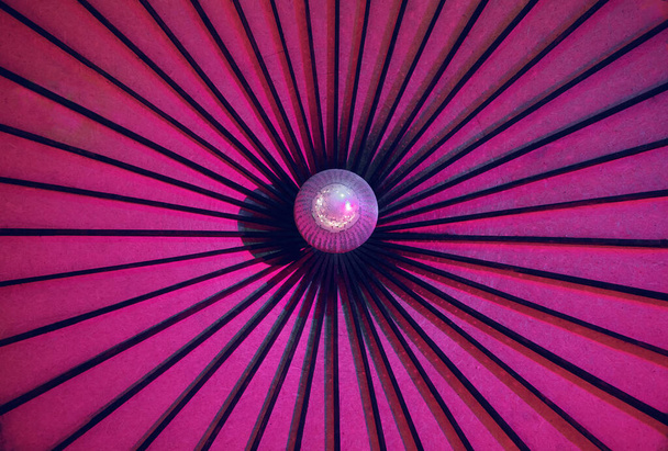 рожевий фон з дзеркальним м'ячем, нічний клуб, місце для тексту, нічне життя, вертикальне фото
 - Фото, зображення