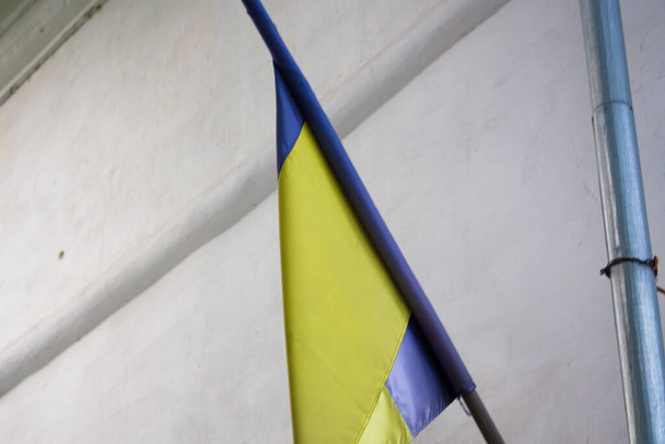 Государственный флаг независимой Украины, размахивающий ветром - Фото, изображение