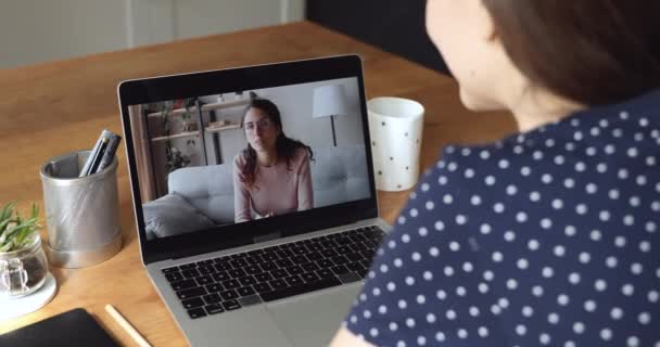 Twee vrouwelijke collega 's werken op afstand aan gemeenschappelijk project via videoconferentie - Video