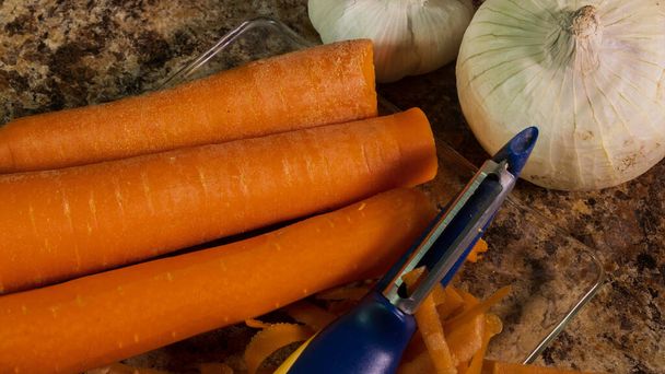 Цибуля, морква і часник, продукти для приправи і смаку їжі, а також
 - Фото, зображення