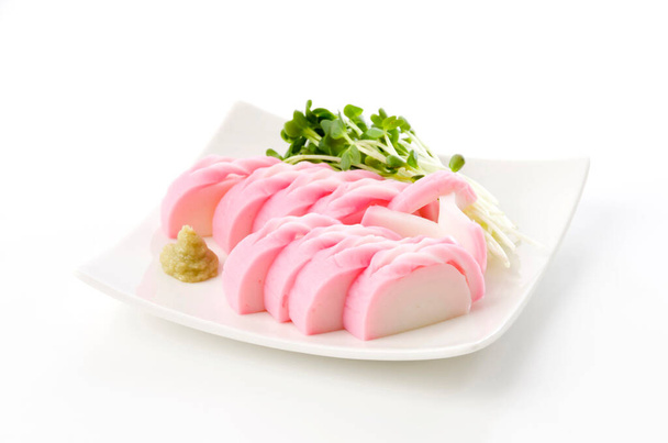 Comida japonesa, kamaboko fatiado com broto de rabanete
 - Foto, Imagem