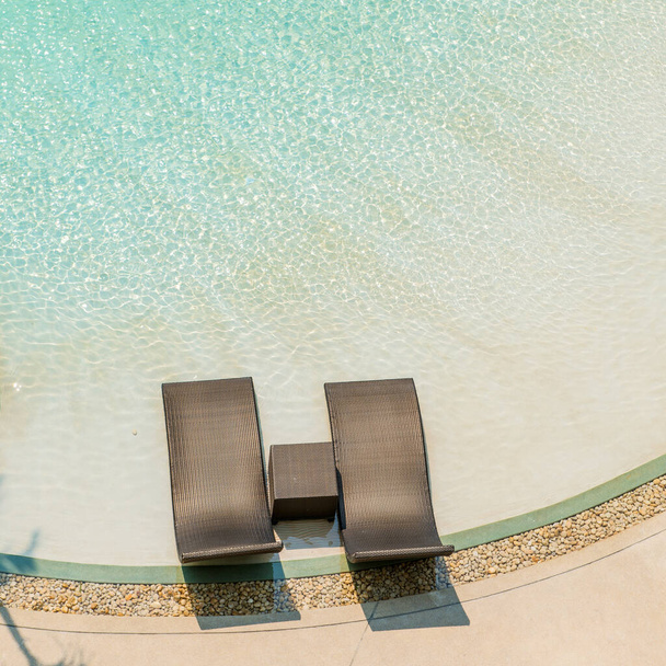 Strand székek luxus medence trópusi szálloda üdülőhely, pihentető és szabadidő a medencében. Felülnézet. - Fotó, kép