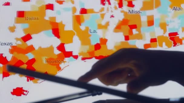 Os cientistas olham para o mapa de Covid-19 dos EUA no computador - Filmagem, Vídeo