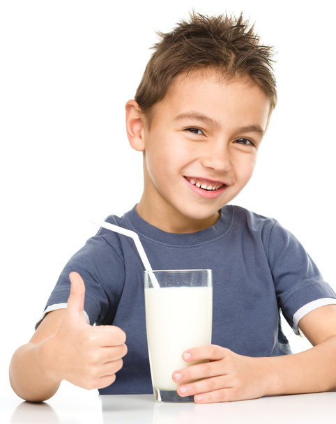 Cute boy with a glass of milk - Fotografie, Obrázek