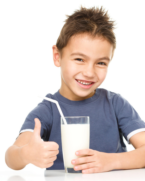 Cute boy with a glass of milk - Fotografie, Obrázek