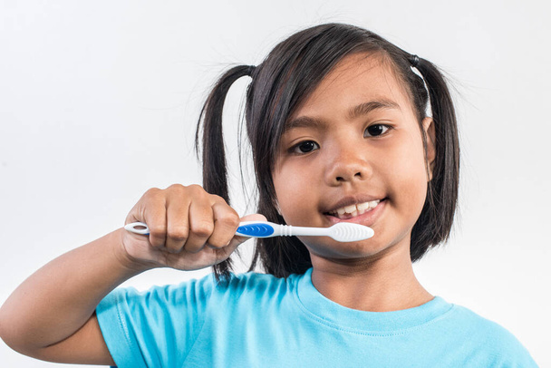 Stüdyoda dişlerini fırçalayan küçük kız. - Fotoğraf, Görsel