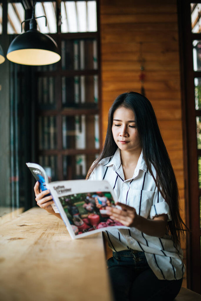 Όμορφη γυναίκα ανάγνωση περιοδικό στο καφέ - Φωτογραφία, εικόνα