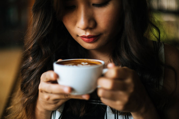 Портрет азіатки посміхається розслабитися в кафе кафе
 - Фото, зображення