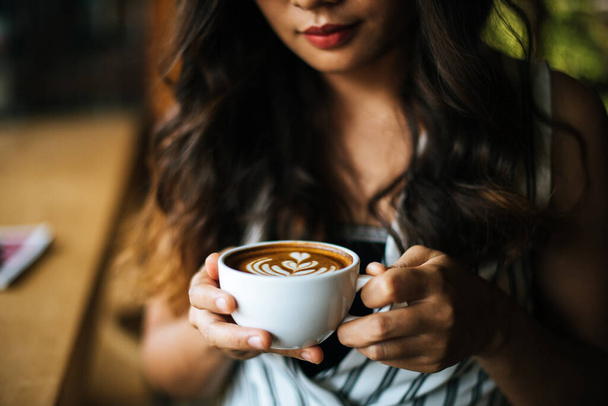 Ritratto donna asiatica sorridente rilassarsi nel caffè - Foto, immagini