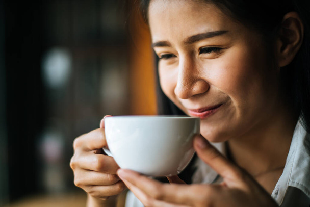 Porträt asiatische Frau lächelnd entspannen Sie sich im Café - Foto, Bild