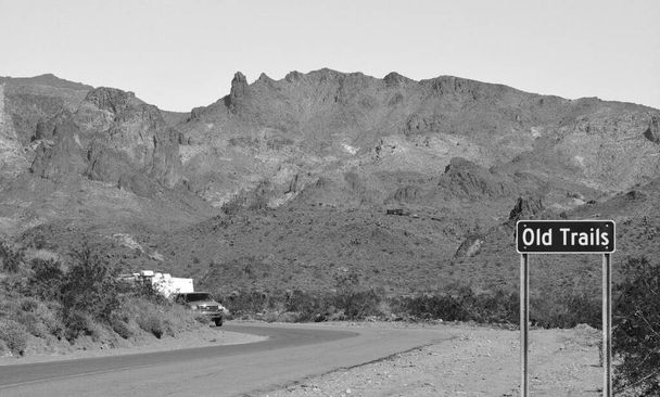 Pueblo fantasma de viejos caminos Firma en la Ruta 66 en el Desierto de Sonora, Arizona, EE.UU. en blanco y negro. - Foto, Imagen