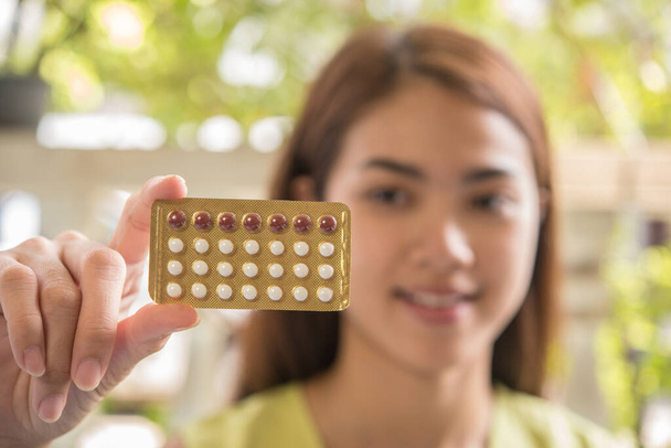 Mulher mão segurando um painel contraceptivo evitar a gravidez
 - Foto, Imagem