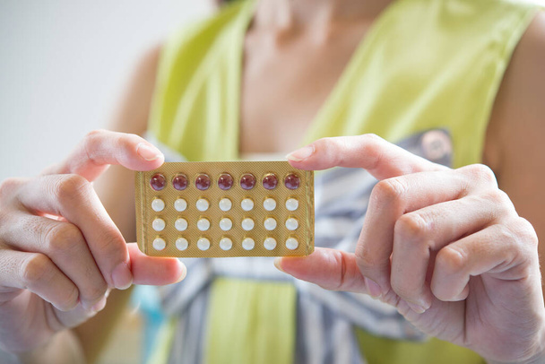 Woman hand holding a contraceptive panel prevent pregnancy - Foto, Bild