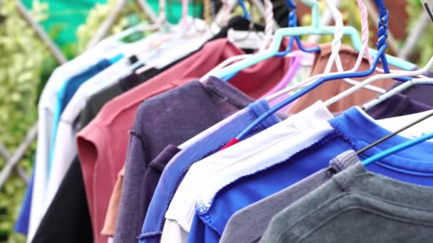 Hemdaufhänger mit anderen Kleidungsstücken auf der Outdoor-Wäscheleine. - Filmmaterial, Video
