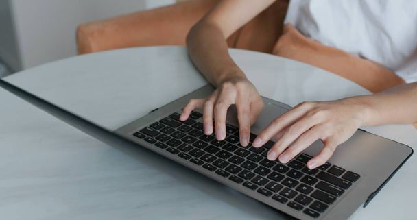 Woman types on the computer - Zdjęcie, obraz