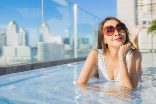 Retrato hermosa joven mujer asiática relajarse ocio alrededor de la piscina en viajes de vacaciones
 - Foto, imagen