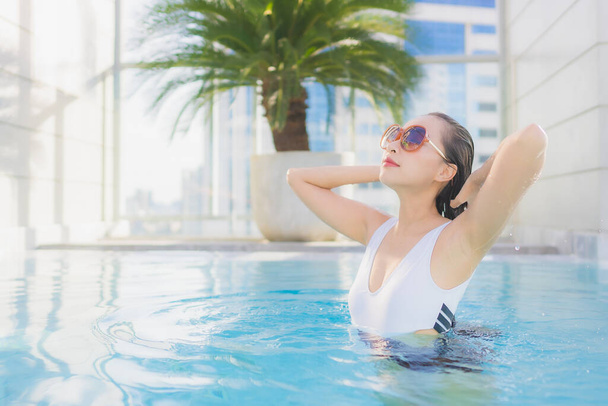 Portret piękna młoda azjatycka kobieta relaks wokół basenu w podróży wakacje - Zdjęcie, obraz