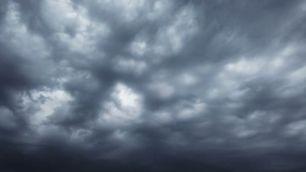 Das Zeitraffer-Gewitter kommt. Dramatische Regenwolken nähern sich dem Hügel - Filmmaterial, Video