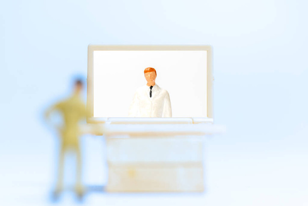 Miniatura ludzi, Mężczyzna pacjent porozmawiać skonsultować się z lekarzem za pomocą połączenia wideo na laptopie, koncepcji lekarza online - Zdjęcie, obraz
