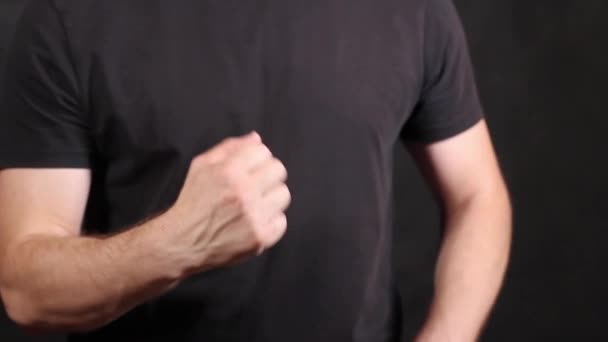 Kaukasische männliche Hand in kurzärmeligem T-Shirt imitiert Jack-in-the-box - Filmmaterial, Video