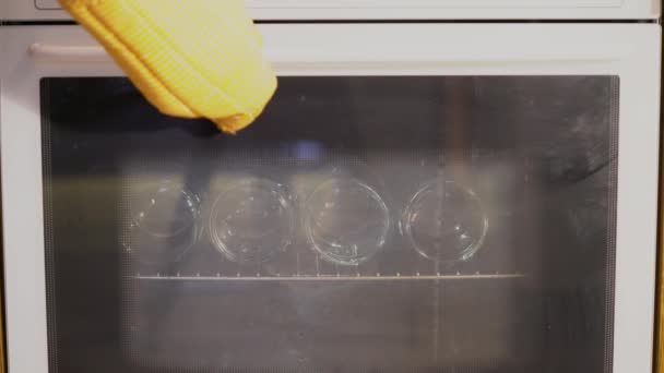 Θερμαινόμενα και αποστειρωμένα βάζα μαρμελάδας σε υψηλή θερμοκρασία στο φούρνο - Πλάνα, βίντεο